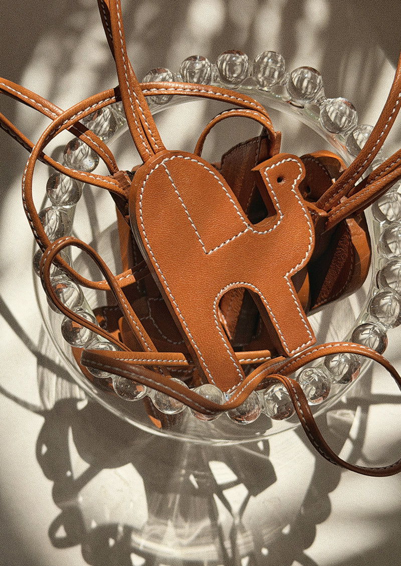 PENDENTIF SAC DROMADAIRE EN CUIR TABAC