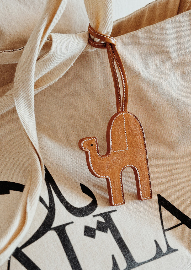 TOBACCO LEATHER DROMEDARY BAG PENDANT