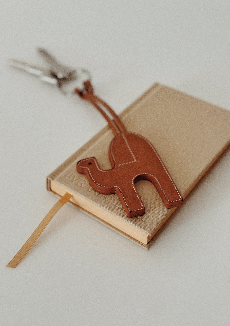 TOBACCO LEATHER DROMEDARY BAG PENDANT