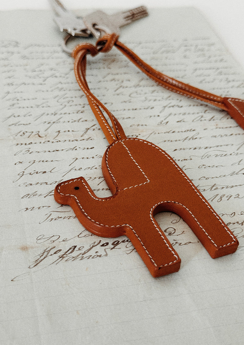 TOBACCO LEATHER DROMEDARY BAG PENDANT