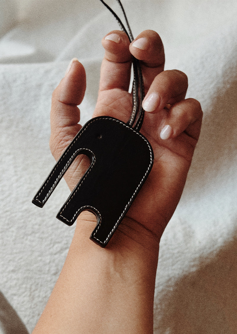 pendentif sac éléphant en cuir noir