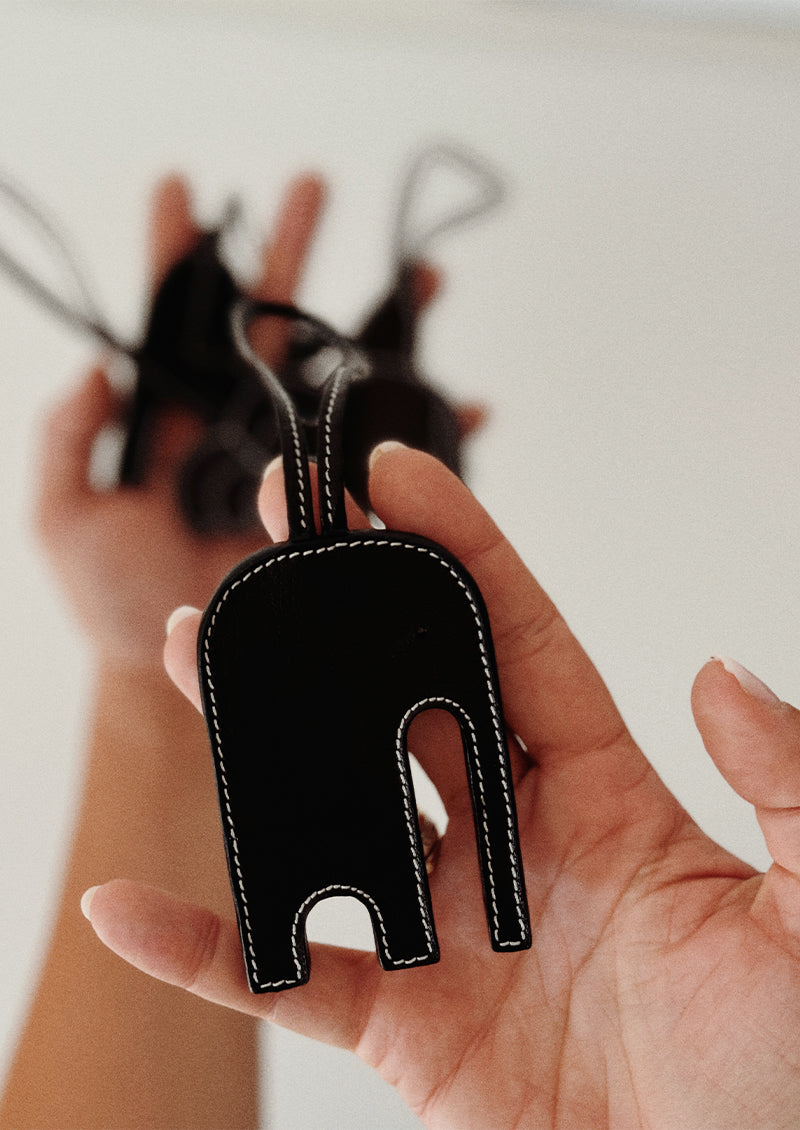 pendentif sac éléphant en cuir noir