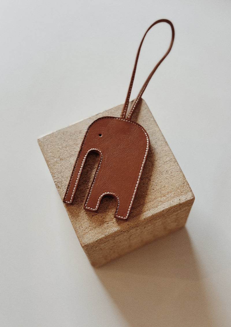 pendentif sac éléphant en cuir tabac