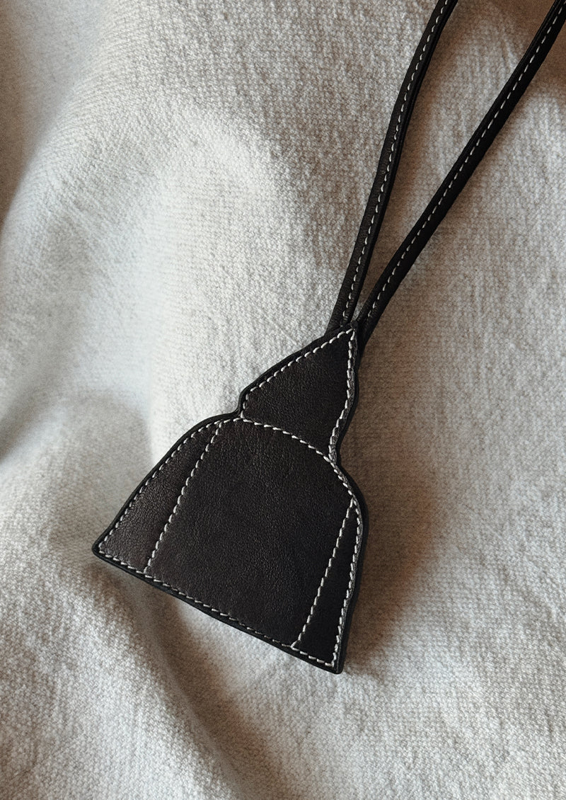 pendentif sac haj sage en cuir noir