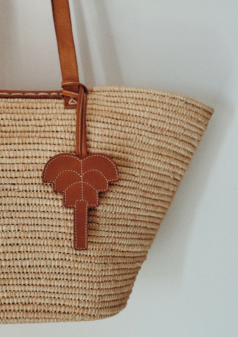 pendentif sac palmier signature en cuir tabac