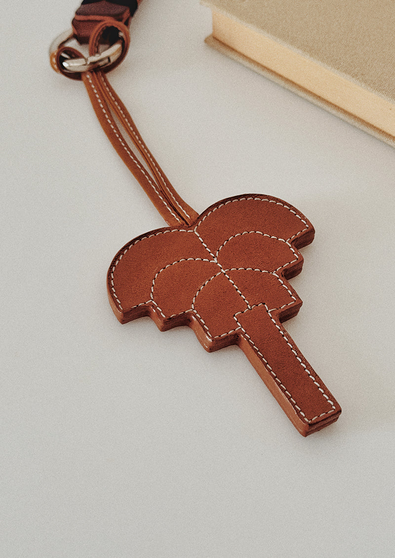 pendentif sac palmier signature en cuir tabac