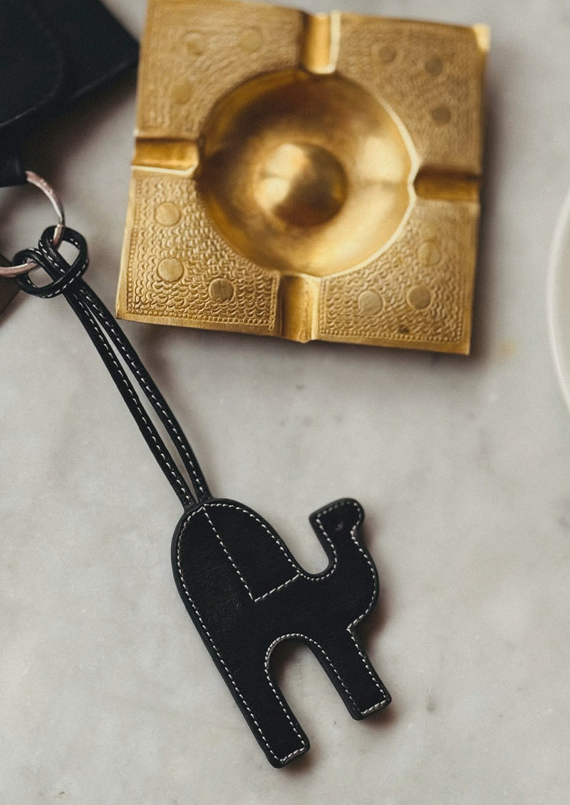 pendentif sac dromadaire en cuir noir