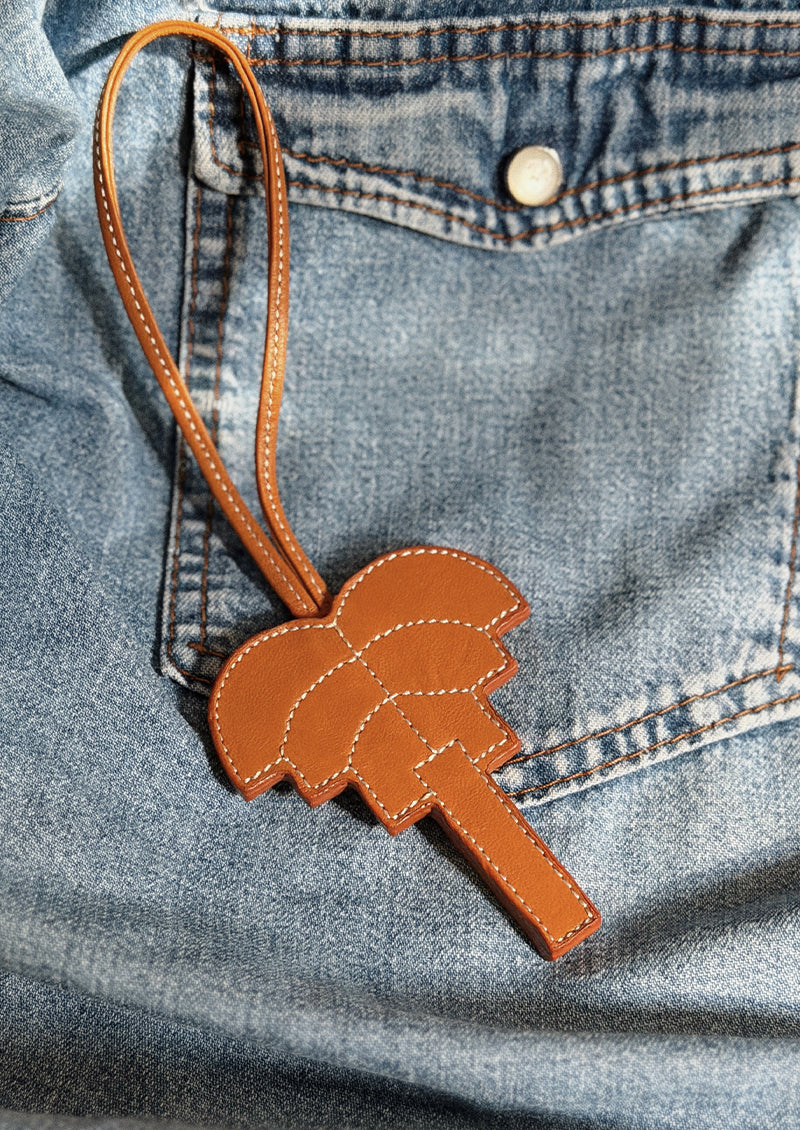 pendentif sac palmier signature en cuir tabac