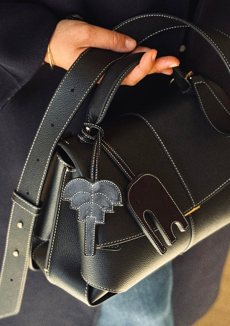 pendentif sac palmier signature en cuir noir