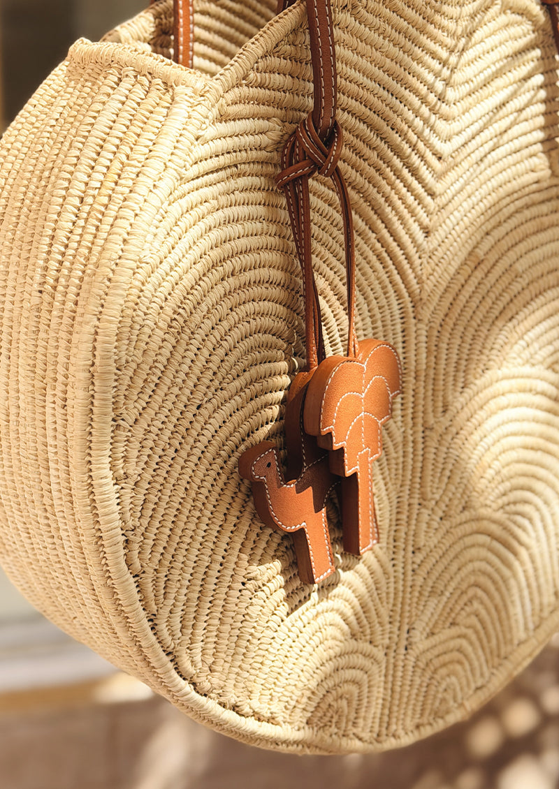 pendentif sac palmier signature en cuir tabac