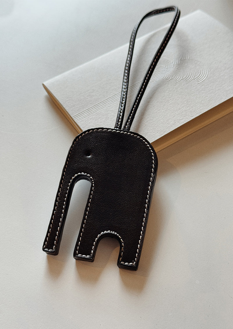 pendentif sac éléphant en cuir noir