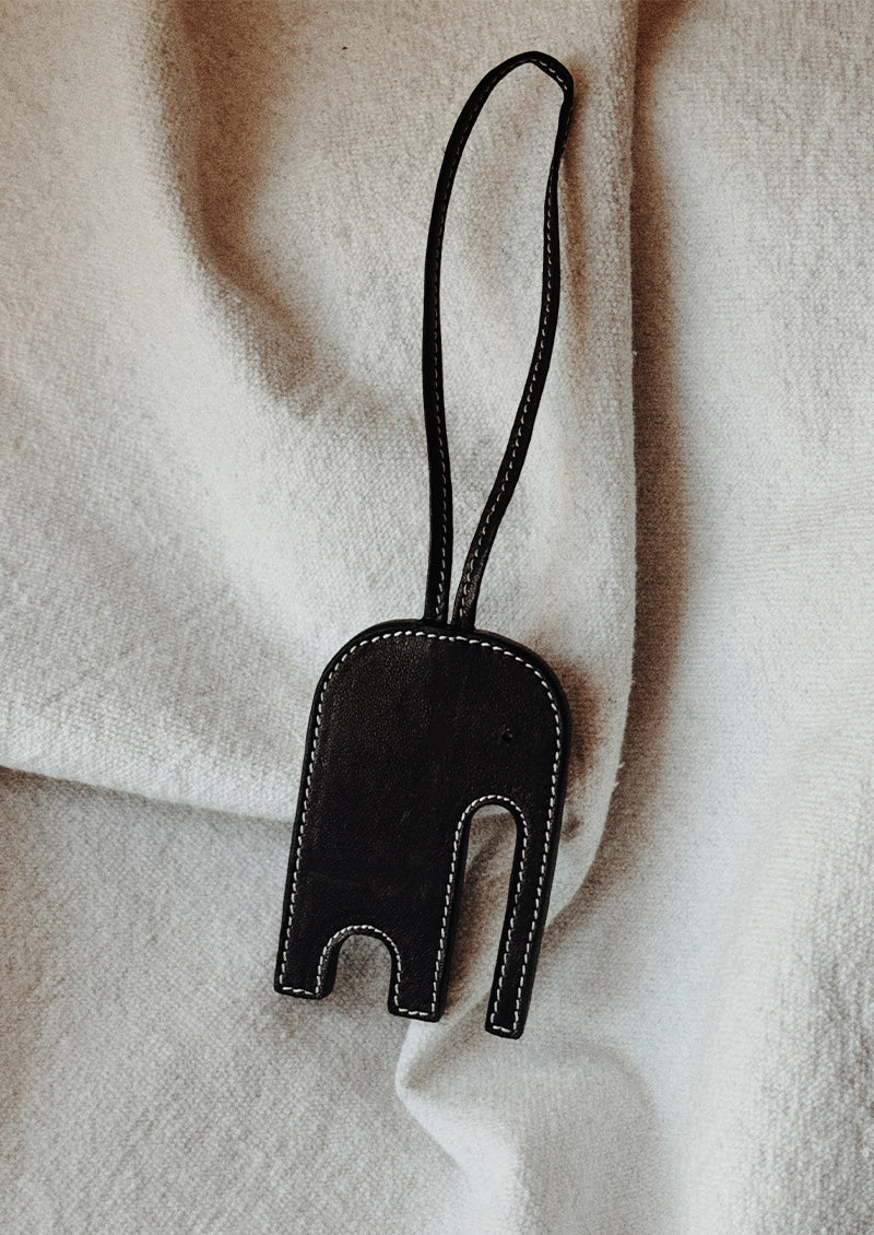 pendentif sac éléphant en cuir noir
