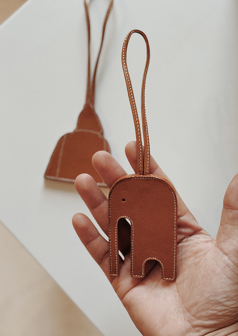 pendentif sac éléphant en cuir tabac