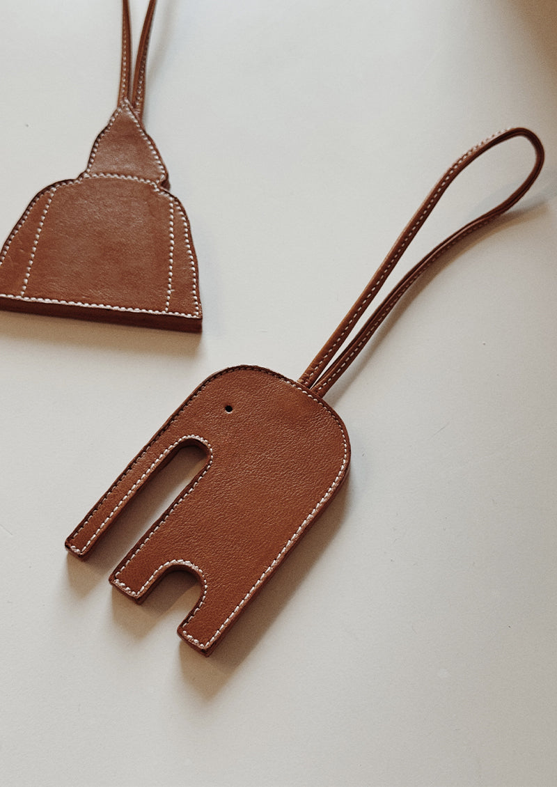 pendentif sac éléphant en cuir tabac