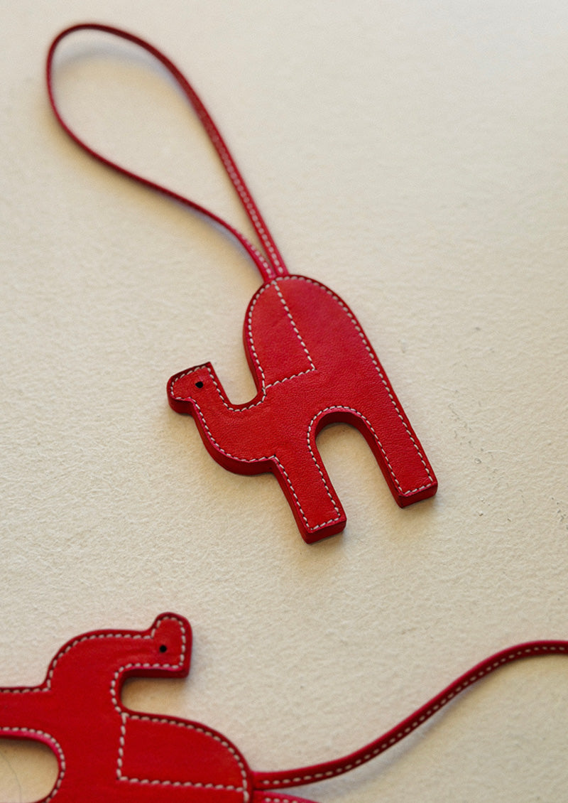 PENDENTIF SAC DROMADAIRE EN CUIR ROUGE