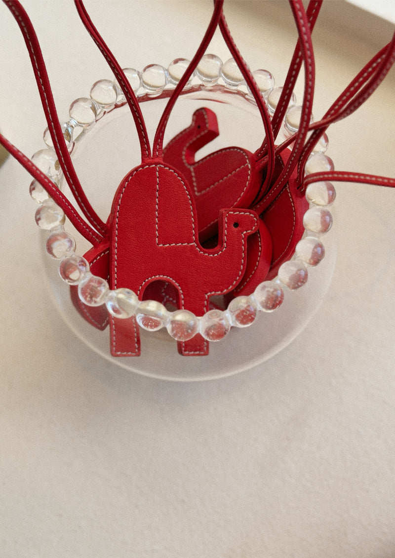PENDENTIF SAC DROMADAIRE EN CUIR ROUGE