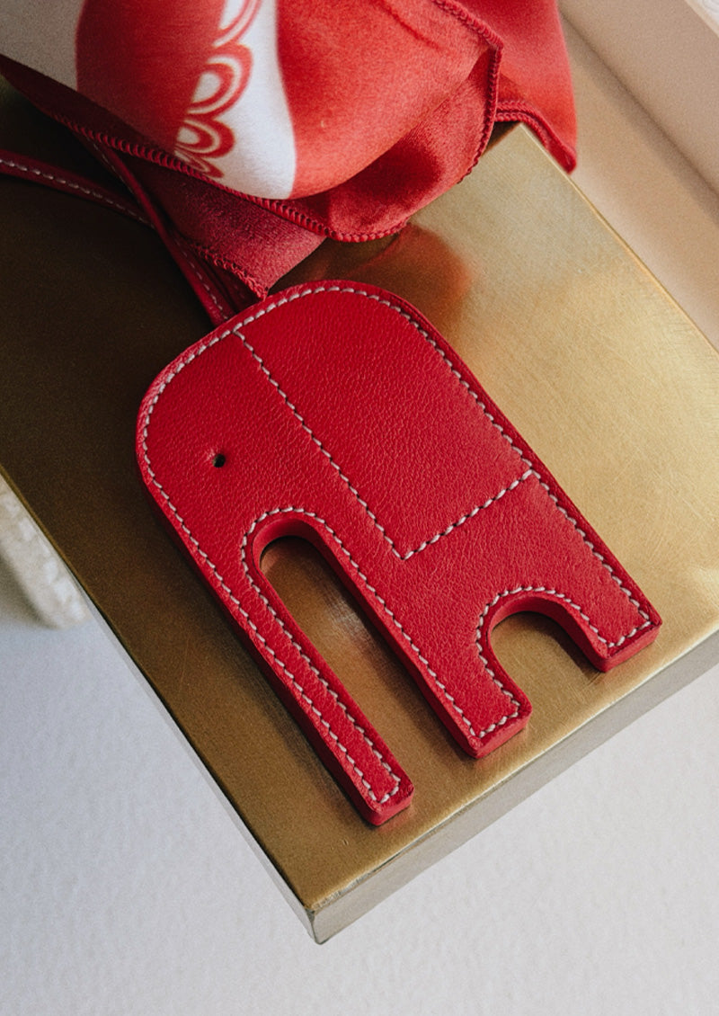 PENDENTIF SAC ÉLÉPHANT SIGNATURE EN CUIR ROUGE