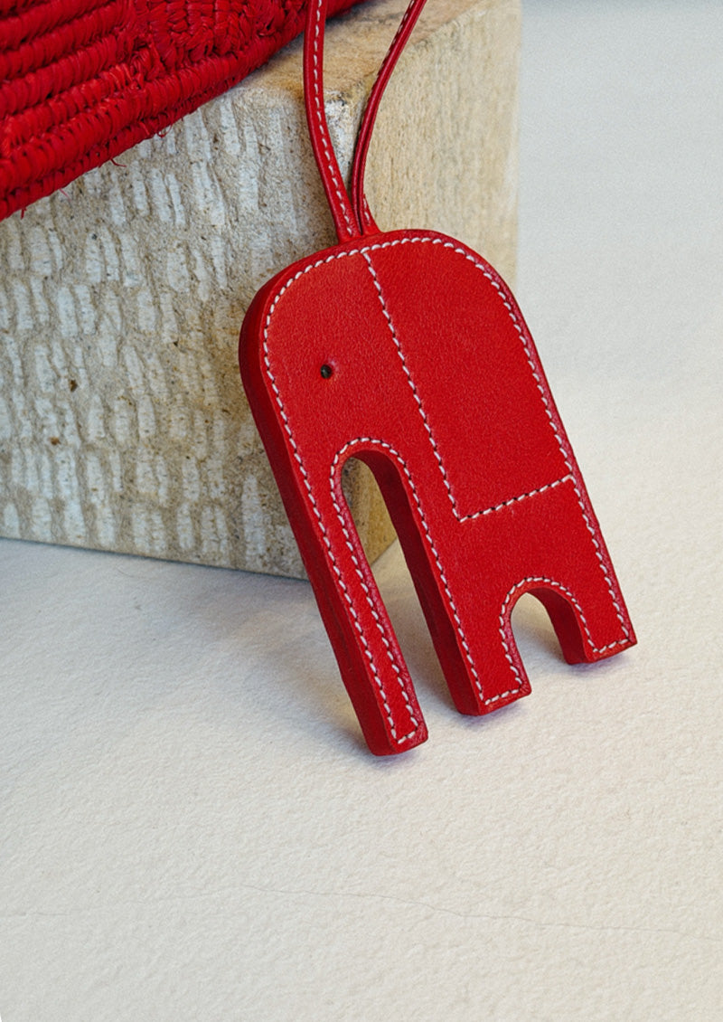 PENDENTIF SAC ÉLÉPHANT SIGNATURE EN CUIR ROUGE